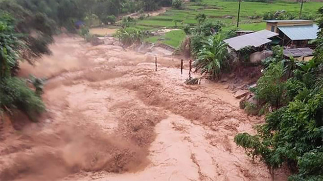 Mưa to khiến các dòng chảy trên địa bàn huyện Trạm Tấu dâng cao và cuộn xiết.