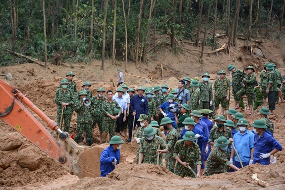 Các lực lượng tích cực tìm kiếm nạn nhân mất tích.
