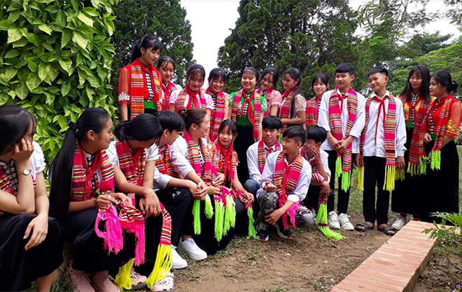 Học sinh Trường THCS xã Phù Nham tìm hiểu văn hóa truyền thống.