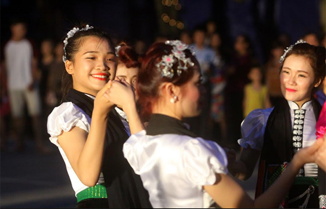 Vào Nghĩa Lộ, du khách say trong điệu xòe của những cô gái Thái.