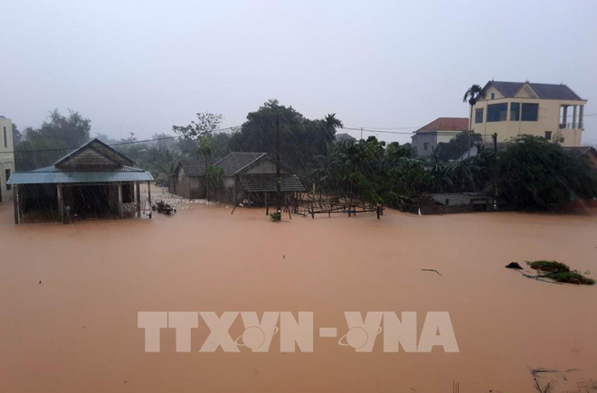 Lũ về trên sông Hiếu gây ngập lụt tại thành phố Đông Hà sáng 17/10.