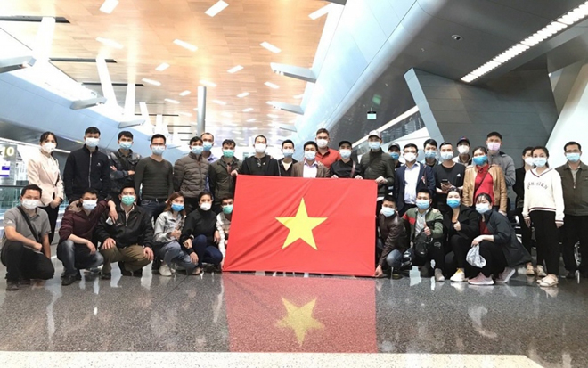 Một nhóm người Việt tại sân bay Qatar trước khi bay về nước (ảnh minh họa, của Đại sứ quán Việt Nam tại Mozambique)