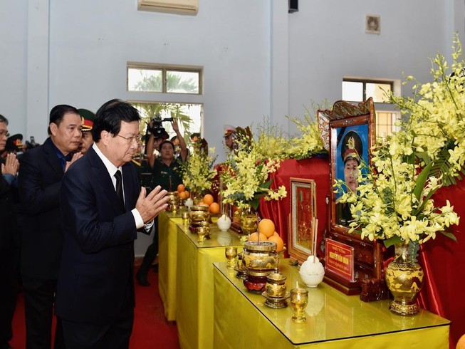 Phó Thủ tướng Trịnh Đình Dũng viếng các liệt sĩ hy sinh ở Rào Trăng 3
