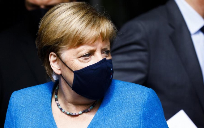 Thủ tướng Đức Merkel đeo khẩu trang.