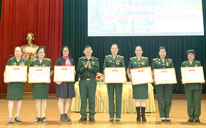 Hội Truyền thống Trường Sơn- đường Hồ Chí Minh trao bằng khen cho các cá nhân, tập thể Hội Truyền thống Trường Sơn - đường Hồ Chí Minh tỉnh Yên Bái.