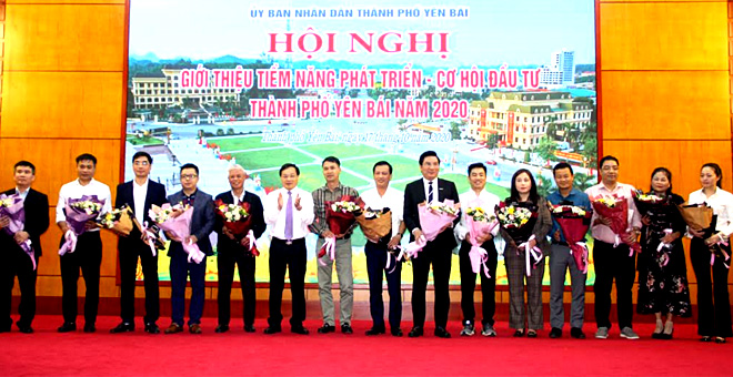 Đồng chí Đỗ Đức Minh - Bí thư Thành ủy Yên Bái tặng hoa chúc mừng 16 nhà đầu tư tham gia đăng ký đầu tư vào địa bàn.