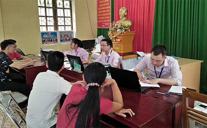 Phòng Giao dịch Ngân hàng Chính sách xã hội huyện Lục Yên làm thủ tục cho các hộ vay vốn.