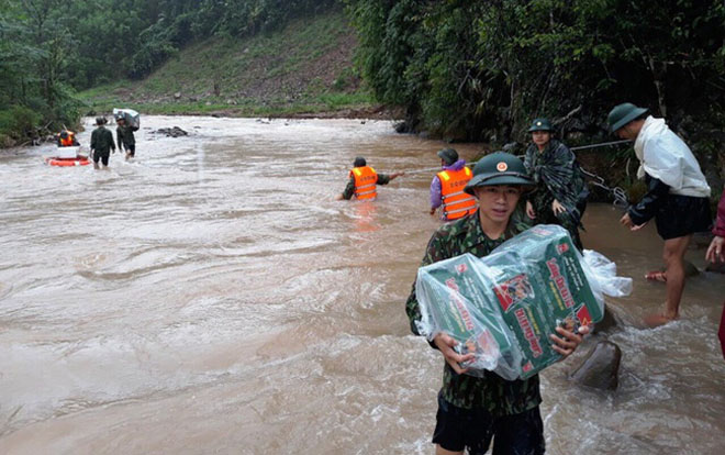 Bộ đội Biên phòng Quảng Bình vượt lũ tiếp tế lương thực cho người dân bị ngập lụt chia cắt tại huyện Lệ Thủy.