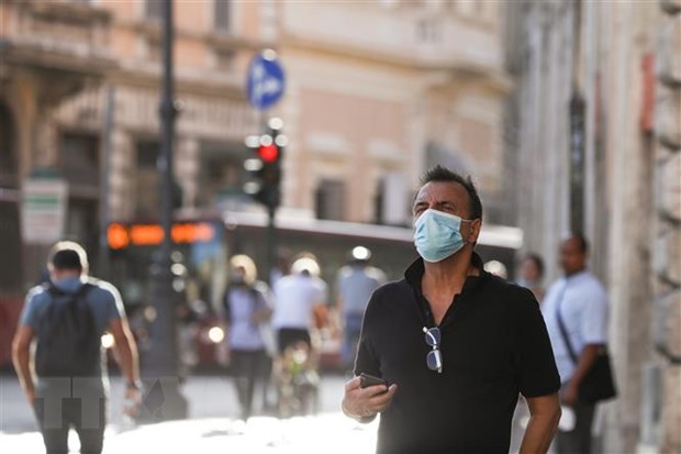 Người dân đeo khẩu trang phòng lây nhiễm COVID-19 tại Rome, Italy.