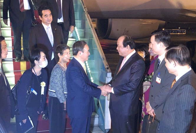 Thủ tướng Nhật Bản Suga Yoshihide và Phu nhân đáp xuống sân bay Nội Bài.