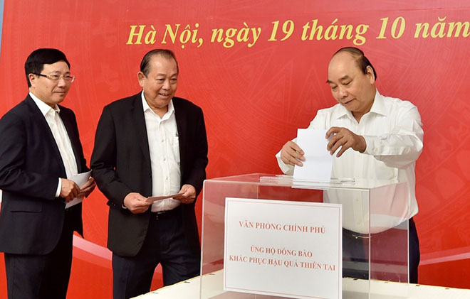 Thủ tướng Nguyễn Xuân Phúc và các Phó Thủ tướng Trương Hòa Bình, Phạm Bình Minh quyên góp ủng hộ đồng bào khắc phục hậu quả thiên tai.