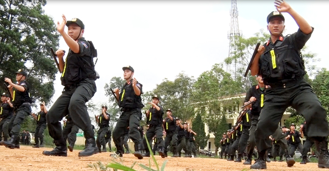 Cán bộ chiến sỹ Phòng Cảnh sát cơ động, Công an tỉnh Yên Bái tham gia tập luyện sẵn sàng chiến đấu.
