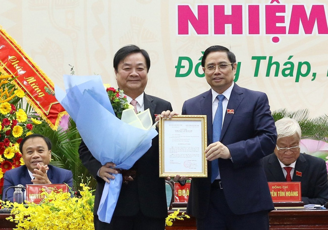 Đồng chí Phạm Minh Chính trao quyết định và chúc mừng đồng chí Lê Minh Hoan.