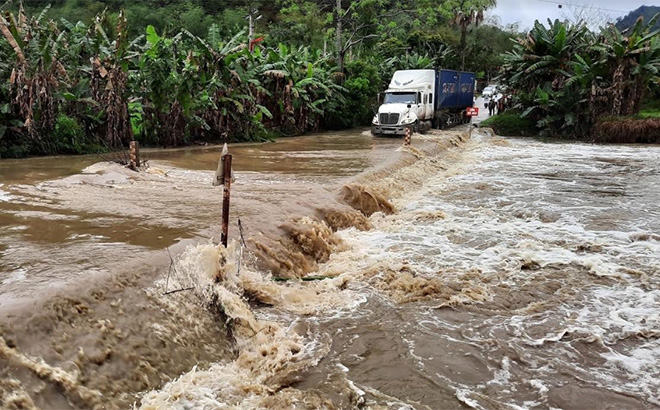 Những trận mưa lớn thời gian qua đã khiến nhiều tuyến đường giao thông trên địa bàn huyện Lục Yên bị ngập, ảnh hưởng đến cuộc sống của người dân.