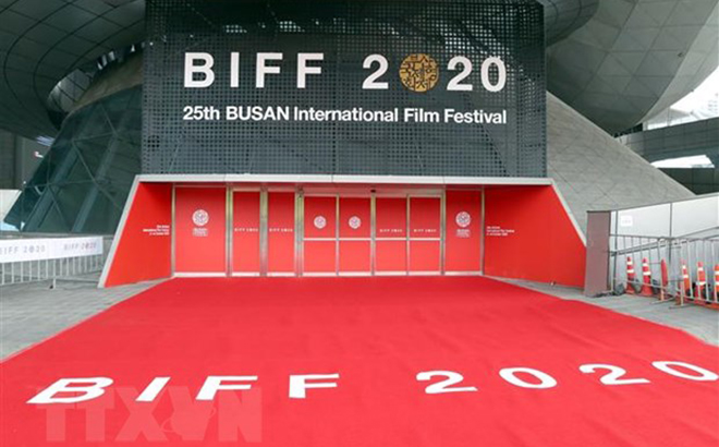 Biển hiệu Liên hoan phim quốc tế Busan 2020 tại lối vào Trung tâm Điện ảnh Busan ở thành phố Busan, Hàn Quốc ngày 21/10.