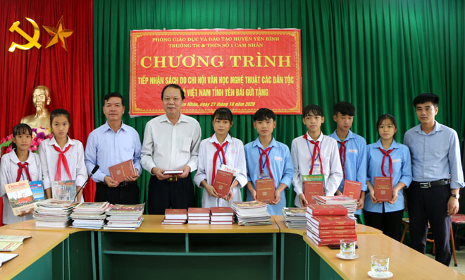 Đồng chí Nguyễn Dũng Giang - Phó Bí thư Thường trực Huyện ủy Yên Bình trao tặng sách cho thầy và trò Trường Tiểu học và Trung học cơ sở số 1 Cảm Nhân.