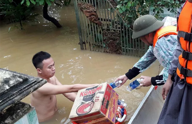 Nhiều tổ chức cá nhân đang nỗ lực đưa hàng cứu trợ đến với người dân vùng lũ huyện Quảng Ninh, tỉnh Quảng Bình.