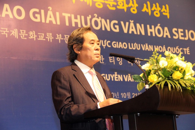 Ông Nguyễn Văn Tình xúc động và tự hào khi được nhận giải thưởng danh giá.