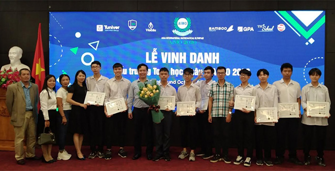 Đoàn cán bộ giáo viên, học sinh Trường THPT Chuyên Nguyễn Tất Thành tại Lễ vinh danh các học sinh đoạt giải ở đấu trường Toán học châu Á AIMO 2020.