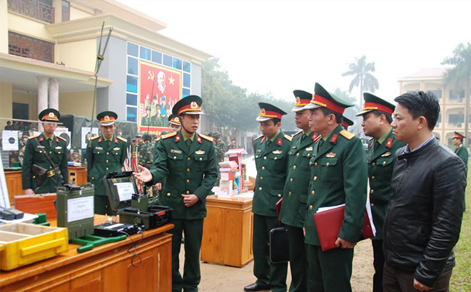 Các đồng chí lãnh đạo Bộ Chỉ huy Quân sự tỉnh tham quan mô hình học cụ phục vụ công tác huấn luyện trưng bày tại Lễ ra quân huấn luyện đầu năm.