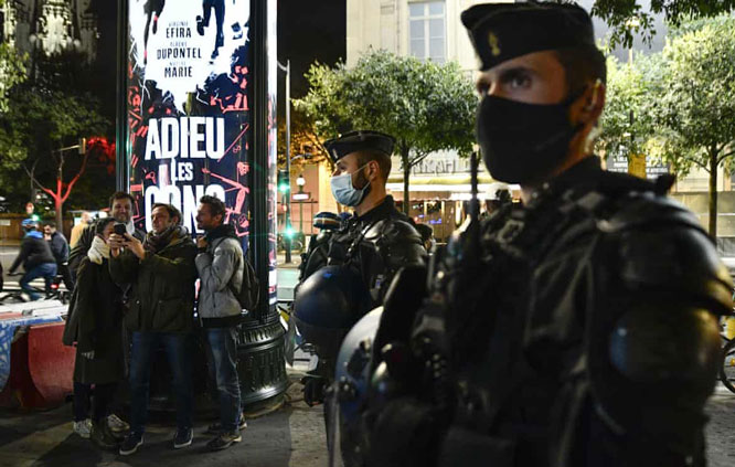Cảnh sát Pháp tuần tra tại Paris sau khi lệnh giới nghiêm đêm được nước này áp dụng mở rộng trên khắp 38 địa phương.