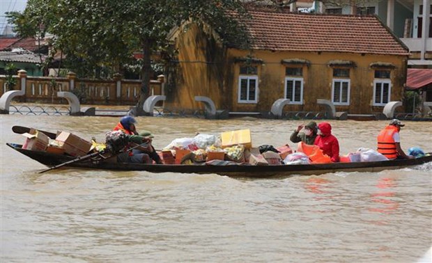 Các tổ chức thiện nguyện khắp cả nước chuyển hàng cứu trợ đến cho người dân vùng lũ tại huyện Lệ Thủy, tỉnh Quảng Bình.
