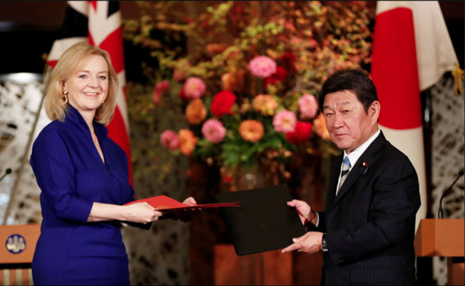 Bộ trưởng Thương mại Anh Liz Truss và Bộ trưởng Ngoại giao Nhật Bản Toshimitsu Motegi tại lễ ký kết thỏa thuận thương mại ngày 23-10 ở Tokyo.