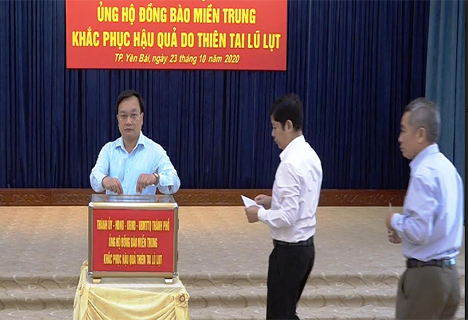 Các đồng chí lãnh đạo Thành ủy - HĐND - UBND thành phố Yên Bái ủng hộ đồng bào miền Trung