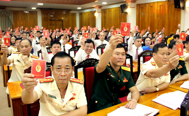 Các đại biểu dự Đại hội đại biểu Đảng bộ tỉnh Yên Bái lần thứ XIX biểu quyết thông qua Nghị quyết Đại hội. (Ảnh: Đức Toàn)