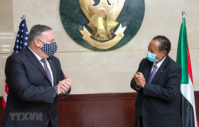 Ngoại trưởng Mỹ Mike Pompeo (trái) trong cuộc gặp Thủ tướng Sudan Abdalla Hamdok tại thủ đô Khartoum (Sudan) ngày 25/8/2020.