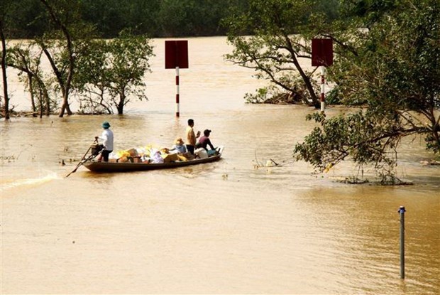 Các đoàn cứu trợ tập trung đưa những mặt hàng thiết yếu đến vùng bị nước lũ cô lập ở các xã của huyện Quảng Ninh, tỉnh Quảng Bình.
