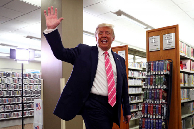 Ông Trump vẫy tay với mọi người sau khi bỏ phiếu xong