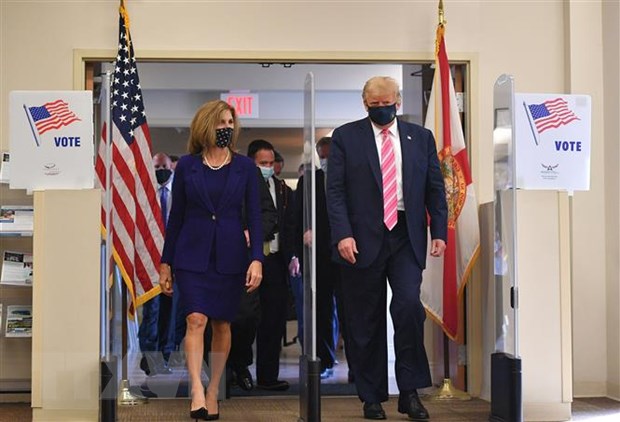 Tổng thống Mỹ đương nhiệm Donald Trump (phải) rời thư viện Palm Beach, Florida, nơi ông bỏ phiếu sớm trong cuộc bầu cử Tổng thống, ngày 24/10/2020.