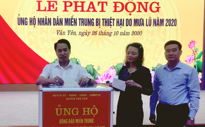 Các đồng chí Thường trực Huyện ủy Văn Yên quyên góp, ủng hộ tại Lễ phát động.