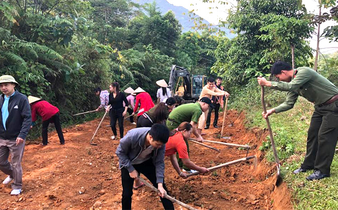 Đoàn thanh niên Cụm thi đua số 5, Công an tỉnh, đoàn viên thanh niên cùng với cán bộ, công chức UBND xã và nhân dân tham gia thi công công trình.