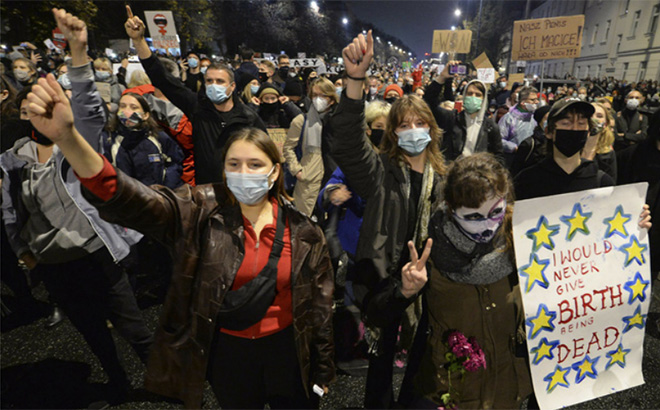 Hàng nghìn người xuống đường biểu tình chống lại các biện pháp hạn chế mới ở Warsaw.