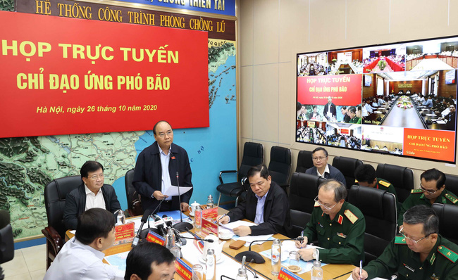 Thủ tướng Nguyễn Xuân Phúc chủ trì họp ứng phó với bão vào sáng 26/9 .