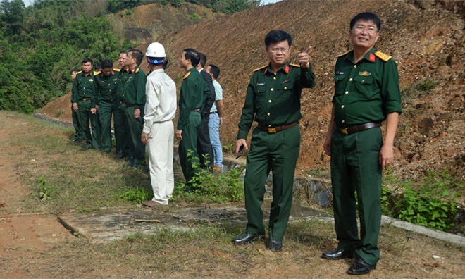 Đại tá Trần Công Ứng (người đầu tiên bên phải) - Chỉ huy trưởng Bộ CHQS tỉnh cùng đoàn công tác kiểm tra công trình khắc phục sạt lở tại Kho vũ khí đạn