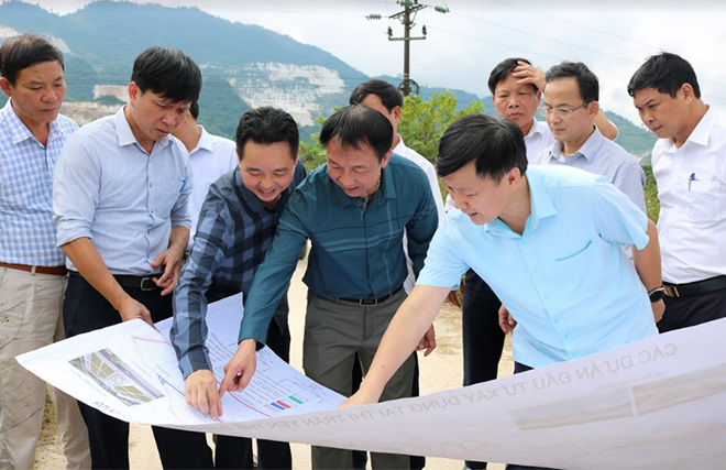 Đồng chí Vũ Quỳnh Khánh - Phó Chủ tịch Thường trực HĐND tỉnh cùng Đoàn công tác đi kiểm tra, nắm bắt tình hình sản xuất kinh doanh tại một số doanh nghiệp và các dự án đầu tư xây dựng tại thị trấn Yên Thế giai đoạn 2021 – 2025.