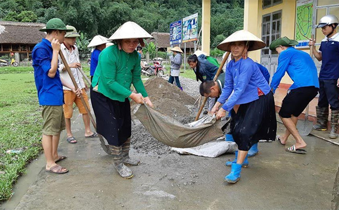 Người dân huyện Lục Yên tham gia xây dựng kết cấu hạ tầng nông thôn.