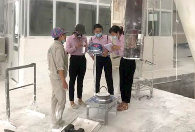 Kiểm định phương tiện đo tại Nhà máy Xi măng Yên Bái.