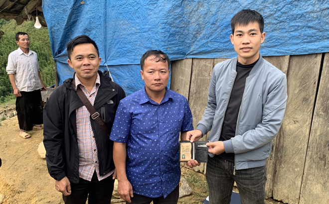Trung úy Nguyễn Hồng Kỳ (ngoài cùng bên phải) đã đến tận nhà trao tận tay chiếc ví cho  ông Hờ A Cá
