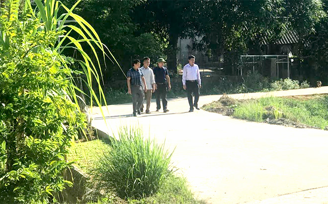 Lãnh đạo xã Đông Cuông, huyện Văn Yên và Phó Bí thư Chi bộ, Trưởng ban Công tác Mặt trận Lương Văn Thùy thăm con đường vào thôn Gốc Quân.
