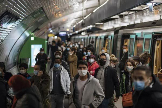 Khách đi tàu điện ngầm ở thủ đô Paris, Pháp đều đeo khẩu trang phòng chống dịch.