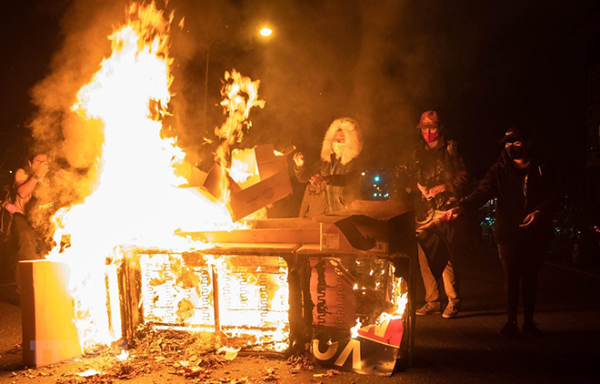 Người biểu tình quá khích đốt phá đồ vật trên một tuyến phố ở Philadelphia, Mỹ.