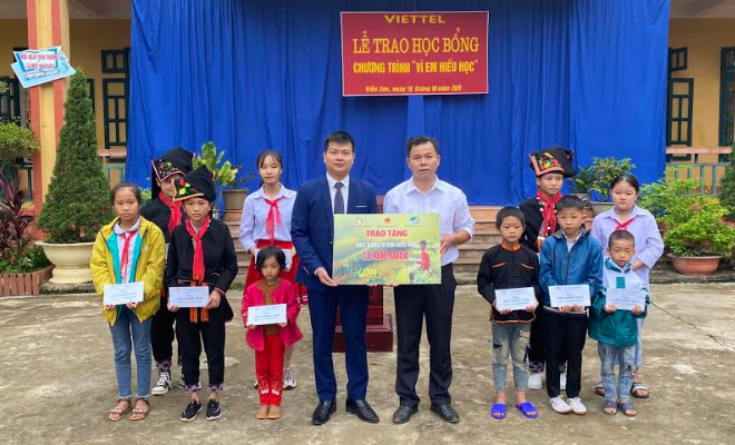 Đại diện Viettel huyện Văn Yên trao học bổng cho các học sinh hiếu học ở xã Viễn Sơn.