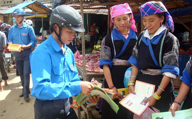 Đoàn viên thanh niên huyện Mù Cang Chải phát tài liệu tuyên truyền pháp luật cho người dân.