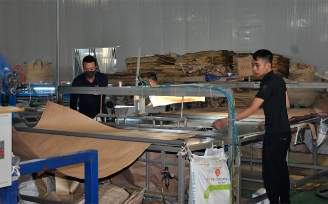 Lao động nông thôn huyện Yên Bình làm việc tại Khu Công nghiệp phía Nam của tỉnh.