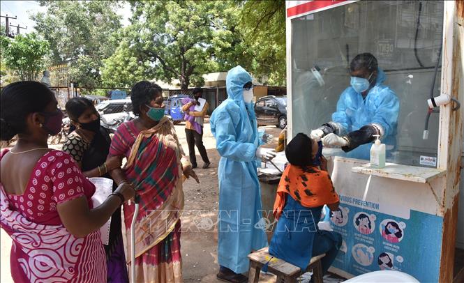 Nhân viên y tế lấy mẫu dịch xét nghiệm COVID-19 cho người dân tại Hyderabad, Ấn Độ.