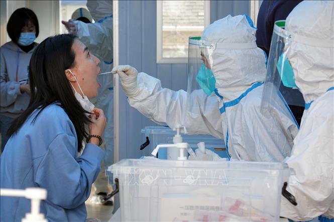 Nhân viên y tế lấy mẫu xét nghiệm COVID-19 tại tỉnh Sơn Đông, Trung Quốc.